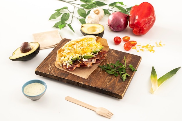 Kuchnia z talerzami i składnikami